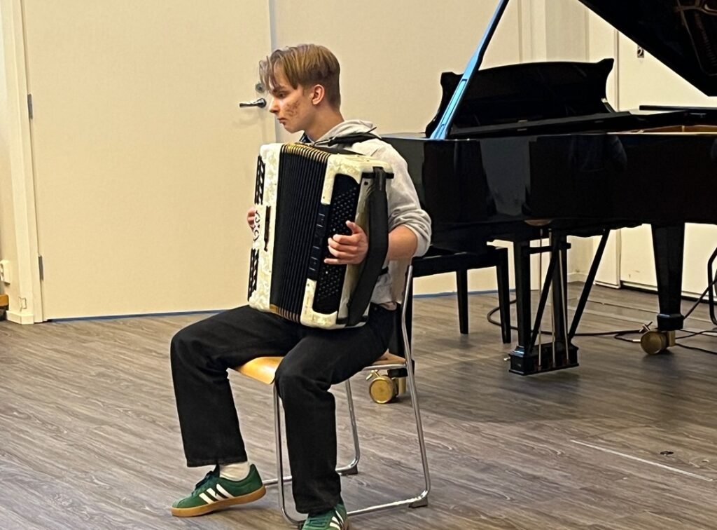 Elias Kujala antoi harmonikan soida konsertin viimeisenä esityksenä.