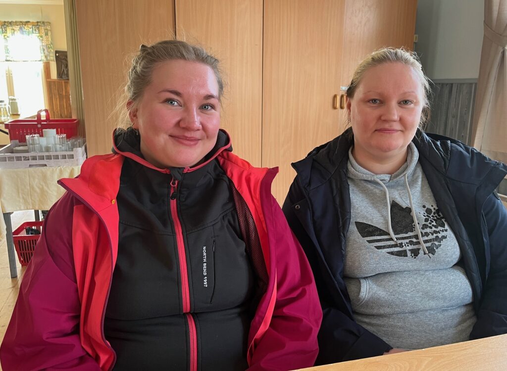 Hanna Mars ja Marjo-Riina Oinonen ahkeroivat Särkikylän hirvipäivällisten kokkeina.