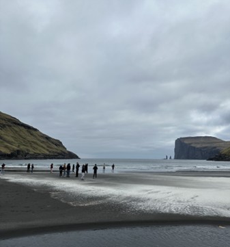 Tjørnuvíkin kylä sijaitsee Färsaarten pohjoisosissa kapean merenlahden pohjukassa mustahiekkaisella rannalla. Kuvan oikeassa reunassa näkyy Jättiläinen ja Noita-akka-nimiset noin 70 metriä korkeat kivipatsaat. Kuva: Markus Mäenpää