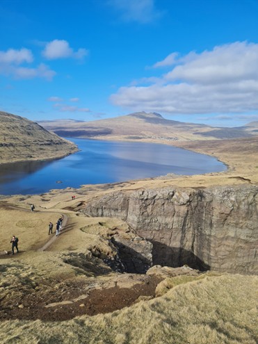 Leitisvatn on Färsaarten suurin järvi. Se sijaitsee Atlantin merenpinnan yläpuolella ja laskee putouksena alas mereen. Kuva Tarja Jaakkola