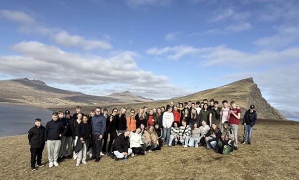 Lappajärven, Liettuan ja Färsaarten oppilaita ja opettajia Nordplus Junior-hankematkalla Färsaarilla huhtikuussa 2025. Patikoimassa Trælanípa-jyrkänteellä. Kuva Virginija Navickiene.