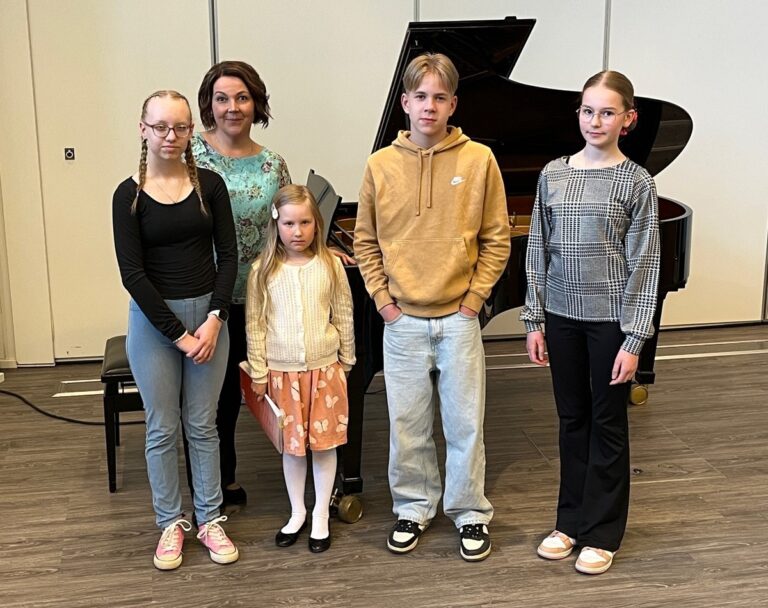 Kuvassa Johanna Vanhamäki-Hanhikoski ja osa hänen oppilaistaan. Vasemmalta lukien Emilia Kultalahti, Aino Sironen, Elias Mäkinen ja Veera Paalanen.