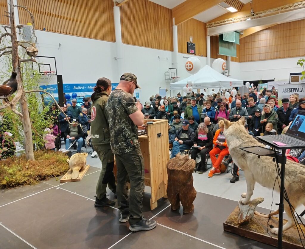 Hunting Hietaniemen eli Rami Hietaniemen eräbingo keräsi melkoisen joukon messuvieraita koettamaan onneaan pelissä. Messuemäntänä toimi Satu Tuomisto, joka piti messuväen hienosti ajan tasalla koko päivän ajan.
