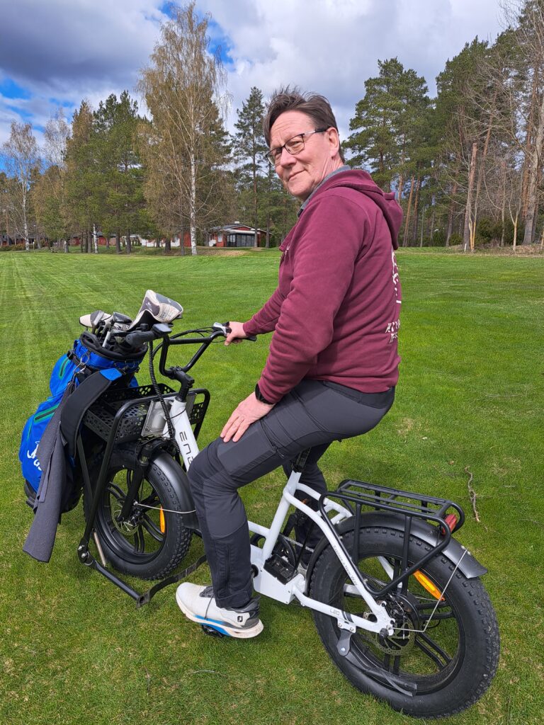 Golfkentällä käytettäviä sähköavusteisia pyöriä voivat vuokrata kaikki hotellissa yöpyvät, sanoo Keijo Keskinen ja lähtee polkemaan pitkin viheriötä.
