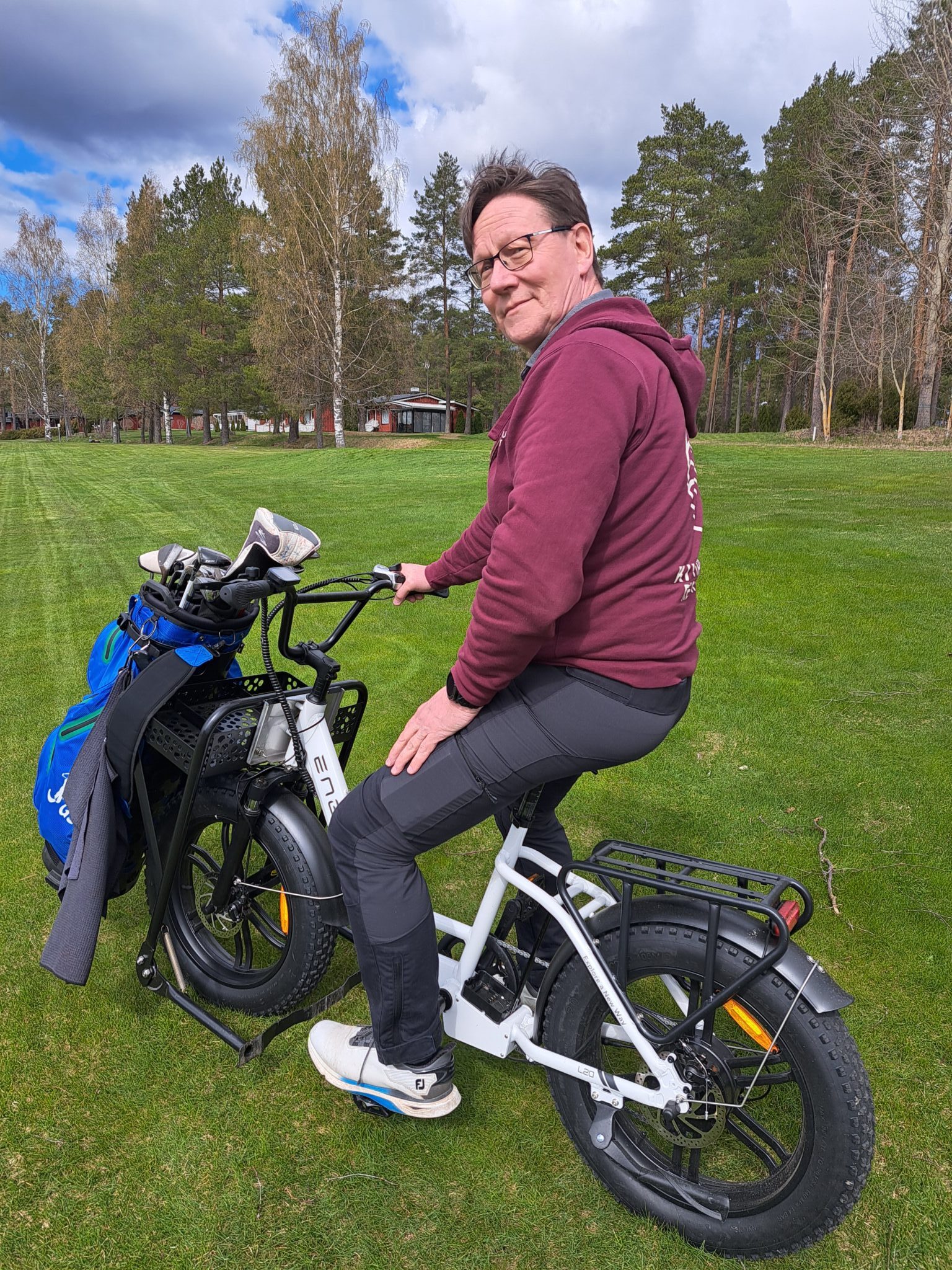 Golfkentällä käytettäviä sähköavusteisia pyöriä voivat vuokrata kaikki hotellissa yöpyvät, sanoo Keijo Keskinen ja lähtee polkemaan pitkin viheriötä.