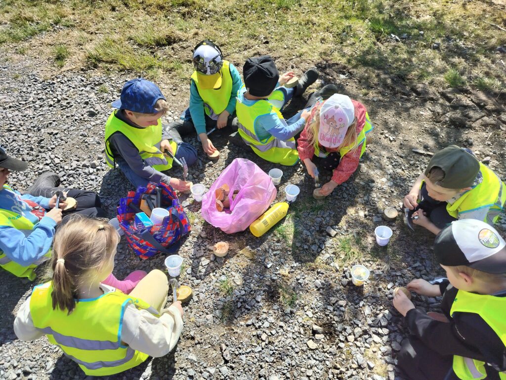 Evijärven varhaiskasvatuksen retkipäivässä Uittomieskämpällä harjoiteltiin muun muassa tärkeitä kädentaitoja.