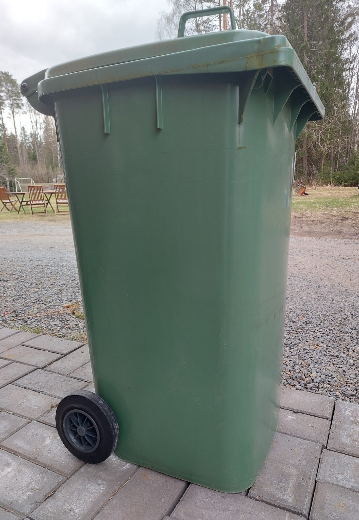 Jäteastiat, kompostorit ja muut käsittelypaikat on sijoitettava ja varustettava niin, että niistä ei aiheudu terveyshaittoja tai häiriötä naapureille.