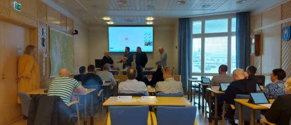 Kunnanvaltuuston tiistaisen kokouksen aluksi ojennettiin Lea Vasalammelle kukat tasavallan presidentin myöntämän Suomen Valkoisen Ruusun I luokan mitalin johdosta.