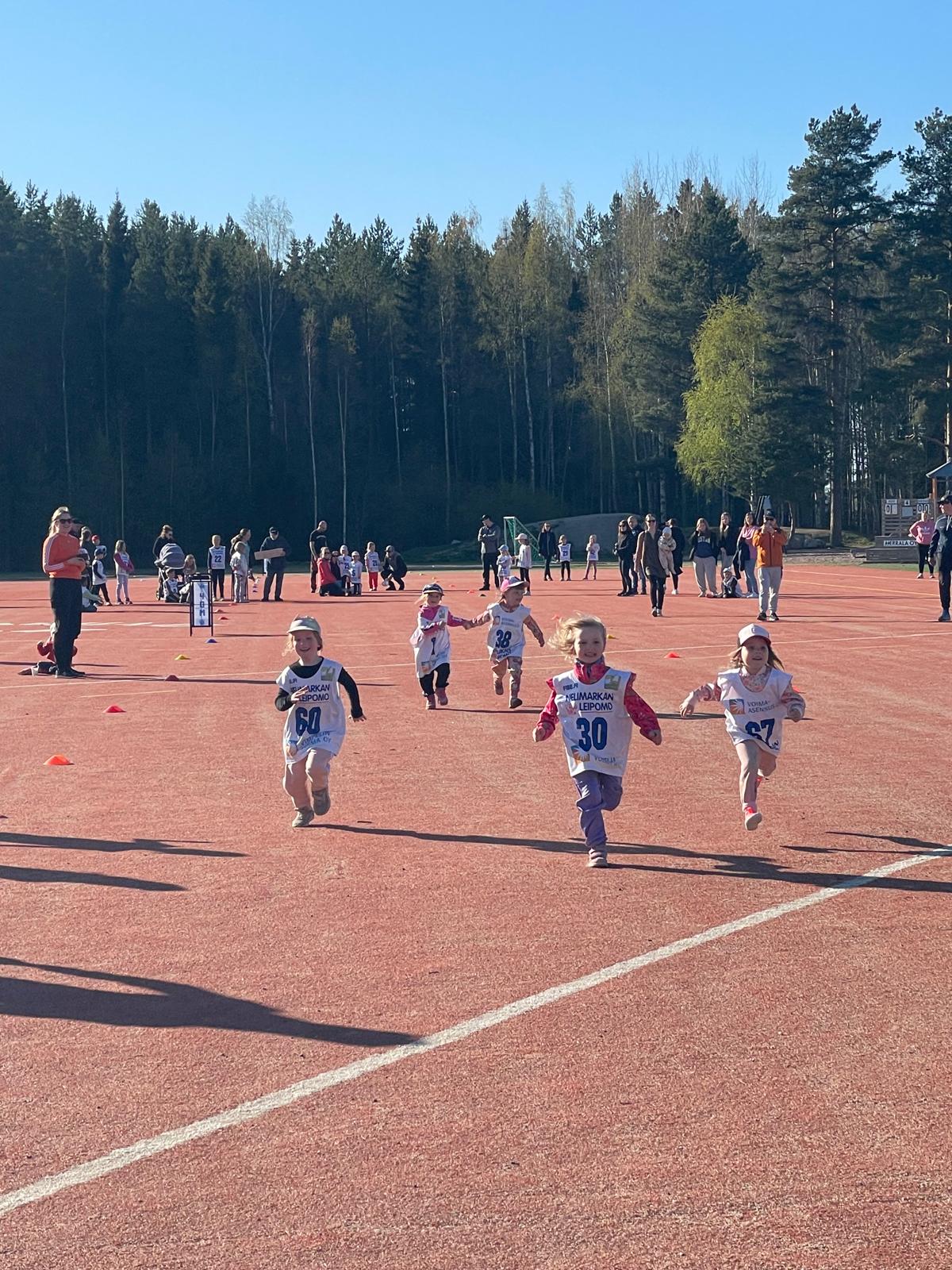 Paikalle saapui 68 reipasta Pinkaisijaa huoltajineen ja kannustajineen