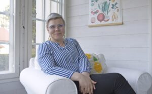 Laulaja-lauluntekijä Anni Luoma opettelee laulujen tekoa. –Toivoisin, että oppisin kirjoittamaan niin kuin vaikka Samuli Putro, joka kirjoittaa joka aamu yhden biisin.