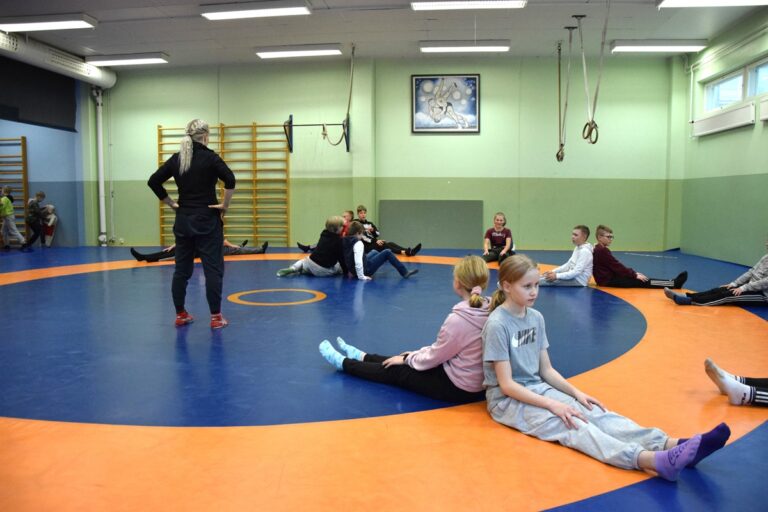 Lappajärven JAMIlla olevia liikuntatiloja uudistetaan kunnan toimesta. Arkistokuvassa Petra Olli pitämässä painiharjoituksia koululaisille painimolskilla, joka siirretään toisiin tiloihin.