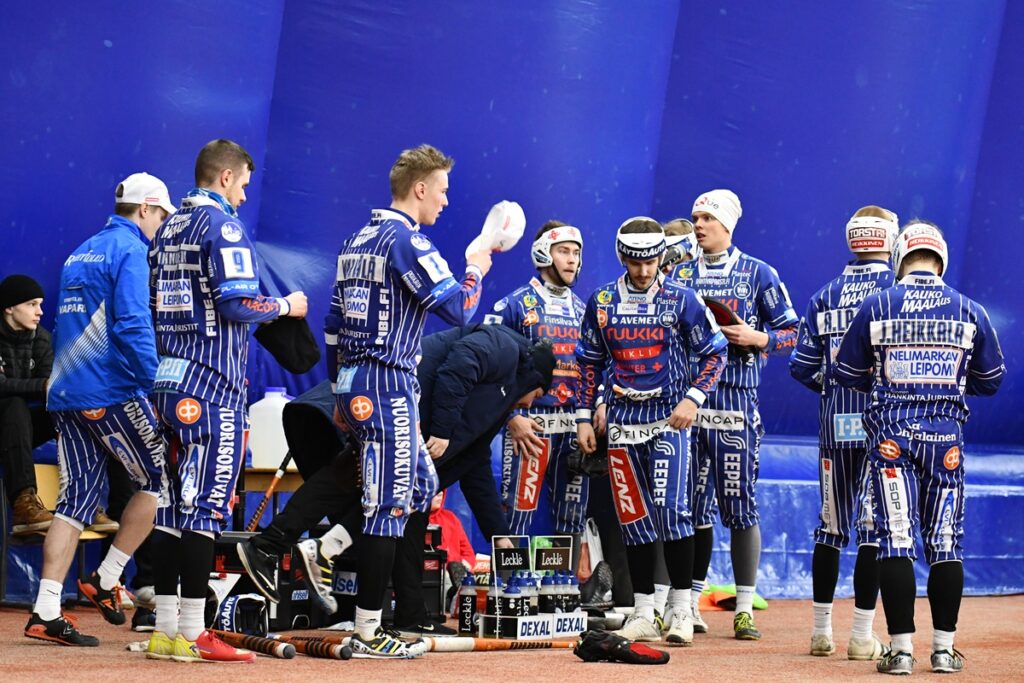 Jos pesäpallo-otteluita on tarkoituksenmukaista viedä toisiin olosuhteiisin, miten olisi suo pelikenttänä, kysyy kirjoittaja mielipidetekstissä. Arkistokuva Vedon hallipelistä Alajärven Pallohallissa.