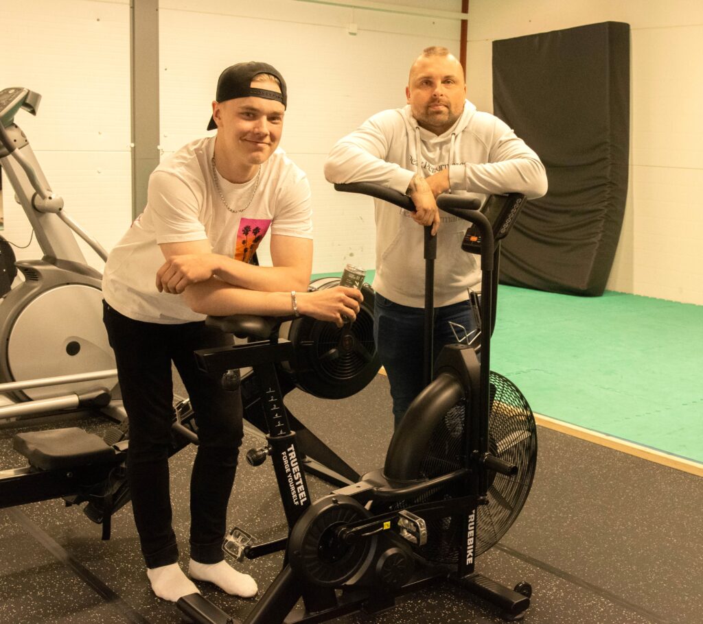 Mikko Matintupa (vas.) ja Tomi Niemi pyörän äärellä, joka molempien mielestä on salin rankin laite. –Mitä enemmän poljet, sen enemmän vastusta tämä antaa.