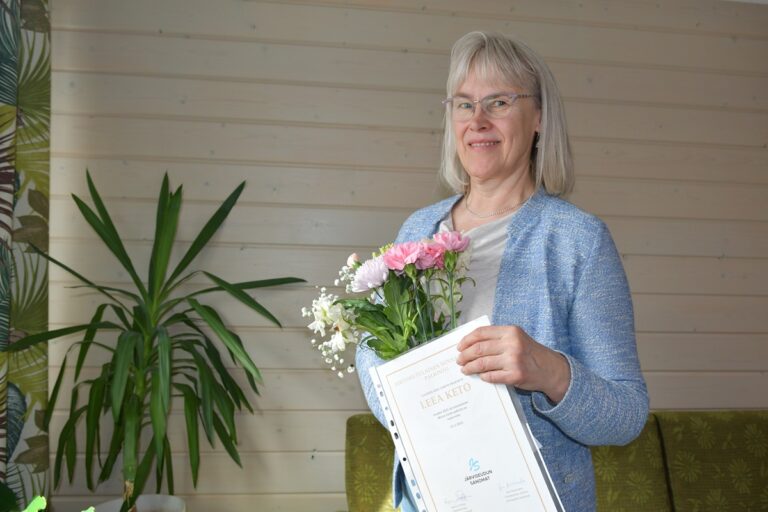 eea Keto palkittiin ensimmäisellä Järviseutulaisella Minna Canth -palkinnolla.