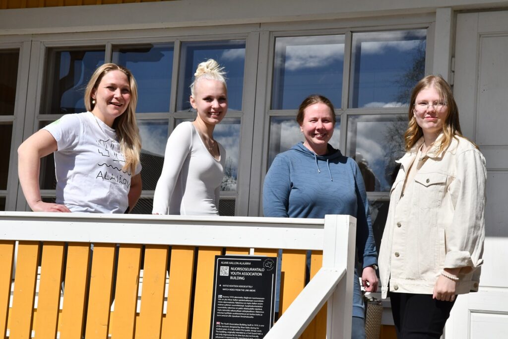 Siiri Ahopelto (vas.), Hilda-Miina Hirsimäki, Janika Mäkelä ja Ilona Kujala odottavat innolla Kesäkahvila Jemman ensimmäistä kesää nuorisoseuralla.