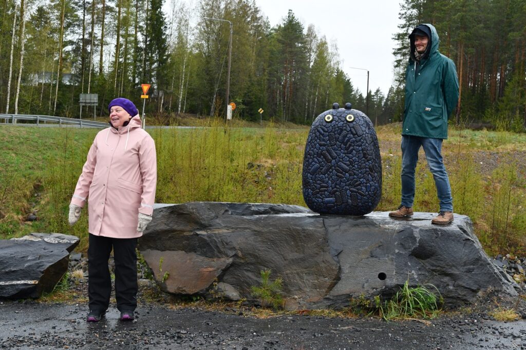 Ville Heimalan Vuosimiljoonat-teoskokonaisuus käynnistyy 68-tien läheisyydestä ja päättyy Välijoen laavulle. Sivistysjohtaja Tarja Puro iloitsi siitä, että kehnosta säästä huolimatta kulttuurikävelylle riitti osallistujia.