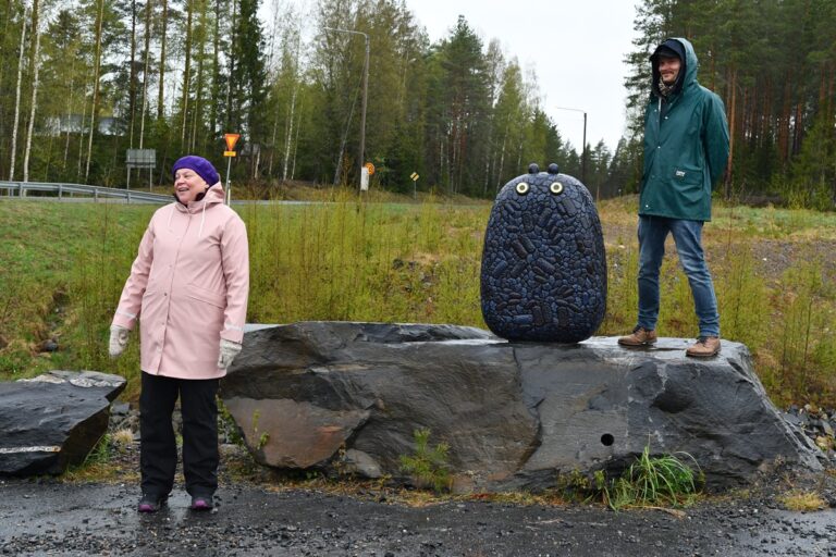 Ville Heimalan Vuosimiljoonat-teoskokonaisuus käynnistyy 68-tien läheisyydestä ja päättyy Välijoen laavulle. Sivistysjohtaja Tarja Puro iloitsi siitä, että kehnosta säästä huolimatta kulttuurikävelylle riitti osallistujia.