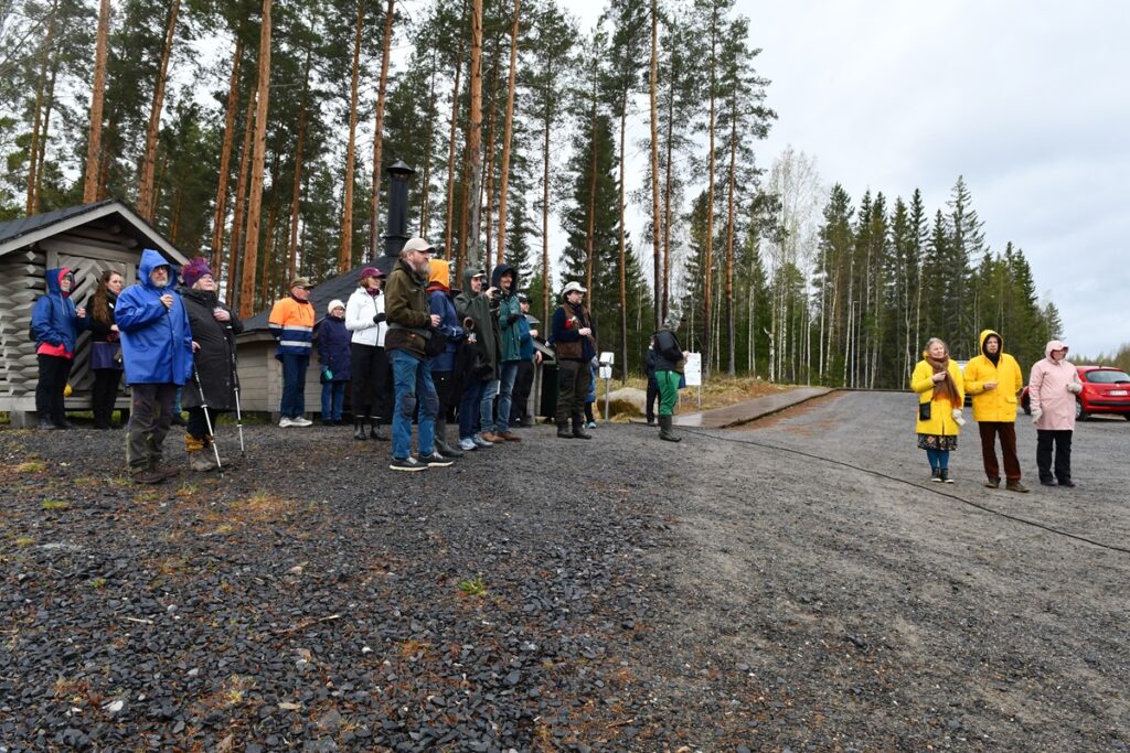 Kulttuurikävelylle ja sen loppuun järjestettyyn tilaisuuteen osallistui mukavan kokoinen joukko kulttuurin ystäviä.