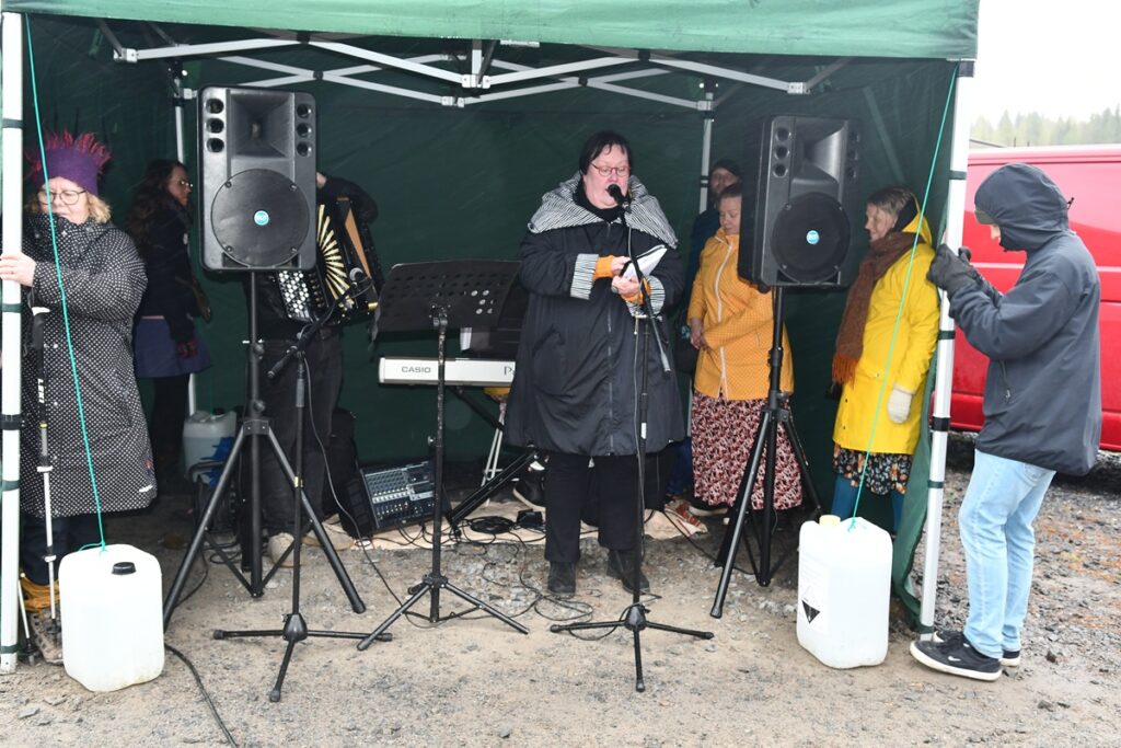 Kulttuuriyhdistys Karikon esityksessä Arto Mellerin runot luettuina ja lausuttuina kuvastivat Vuosimiljoonat -reliefejä. Vapaaehtoiset pitelivät telttaa, ettei voimakas tuuli veisi sitä mennessään.
