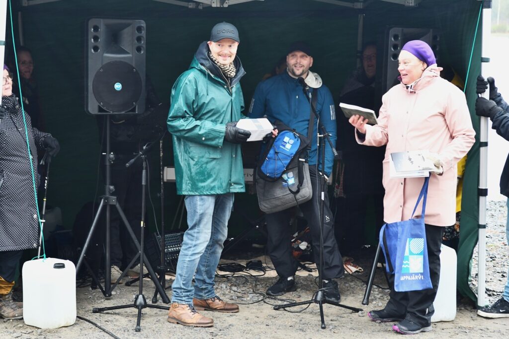 Sivistysjohtaja Tarja Puro ja vapaa-aikasihteeri Anssi Kuusela luovuttivat Ville Heimalalle kunnan muistamiset.