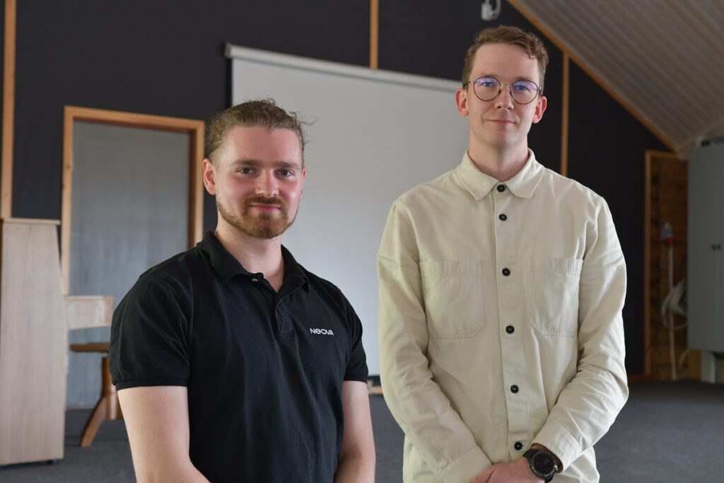 Projektipäälliköt Roope Vainio (vas.) ja Ville-Veikko Rajala kertoivat Neovan Korpisalonnevan aurinkovoimahankkeesta Vimpelissä.