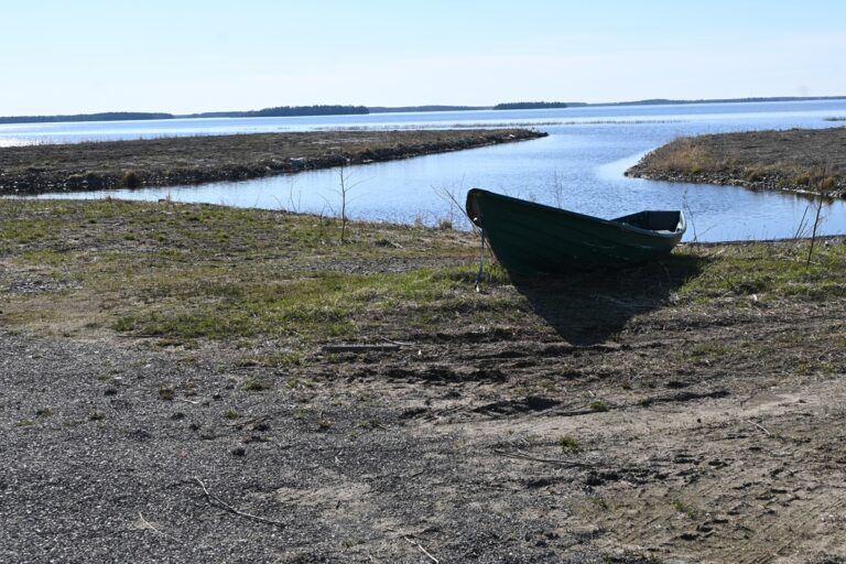 Rantakylän kyläseura jatkaa Hietojanlahden maisemointia Vimpelin kunnan myöntämän kylien kehittämisrahan avulla. Kuva: Johanna Korkea-aho.