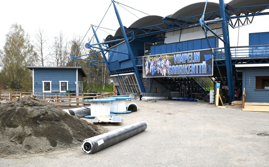 Vielä näkyy Saarikentällä tekemisen meininki, mutta lopputyöt etenevät hyvää vauhtia työmiesten ja talkoolaisten voimin.
