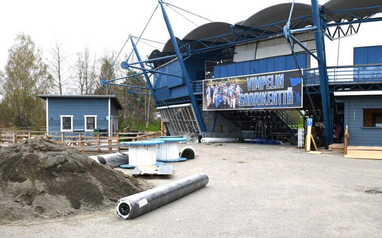 Vielä näkyy Saarikentällä tekemisen meininki, mutta lopputyöt etenevät hyvää vauhtia työmiesten ja talkoolaisten voimin.