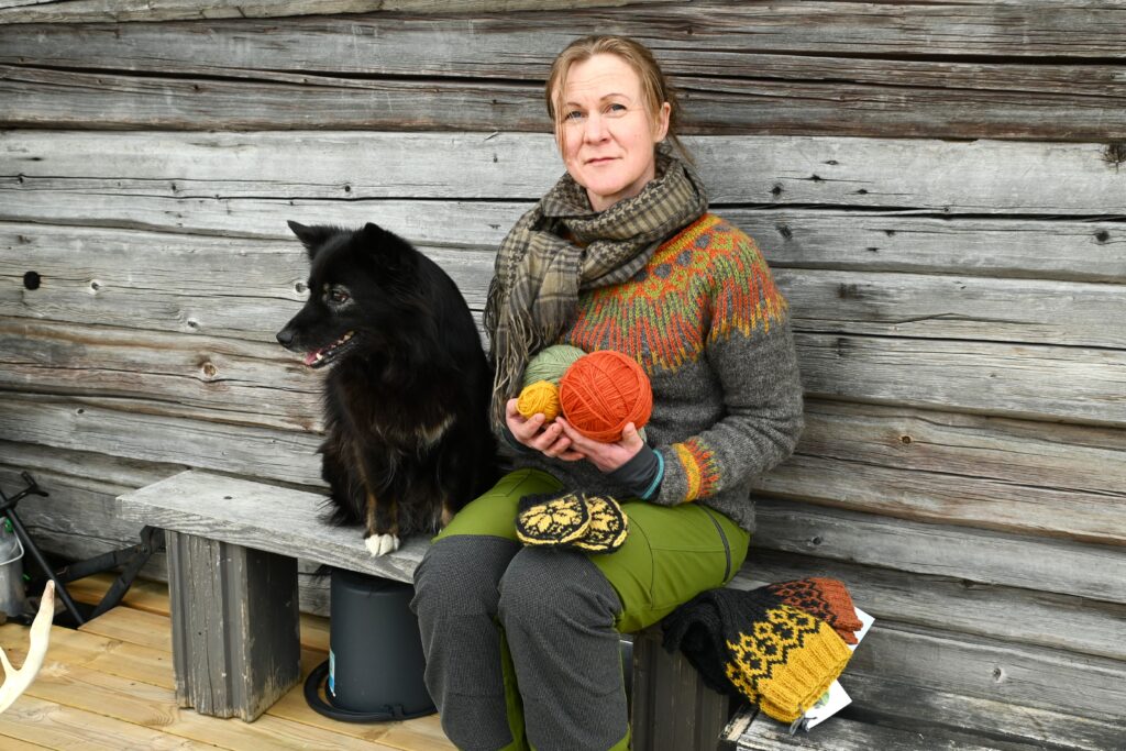 Terhi ja lapinporokoira Haldi. Kuvan langat on värjätty perinteisin menetelmin kasveista saatavilla väreillä. Vihreä väri tulee korpipaatsamasta, oranssi veriseitikistä, vaalean vihreä väri on järviruokoa. Vaalean keltaiset sävyt on saatu mesiangervosta ja tummankeltaiset sipulinkuorista. –Kun värjäysvaiheessa värit on kunnolla puretettu ja huuhdeltu, ne pysyvät, ohjeistaa Terhi Honkonen.