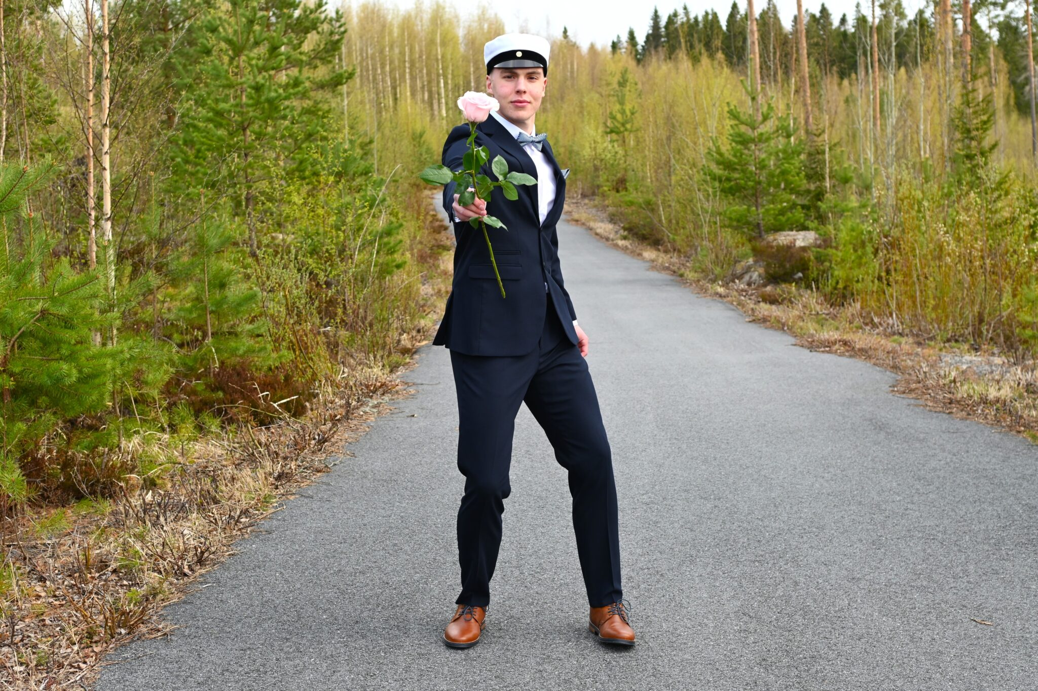 Tuore ylioppilas Jussi Vihriälä suuntaa jatko-opintojen pariin Jyväskylään. Sitä ennen on kuitenkin edessä elämysten kesä pesäpallon ja ystävien parissa. Kuva: Aaro Korkea-aho.