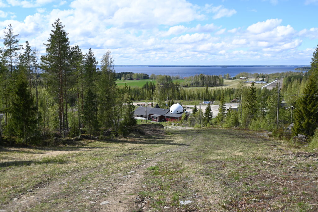 Vimpelissä kraatterin reunat nousevat yli 100 metriä järven pinnan yläpuolelle ja se on geologi Teemu Öhmanin mukaan harvinaista. Kuva: Johanna Korkea-aho.