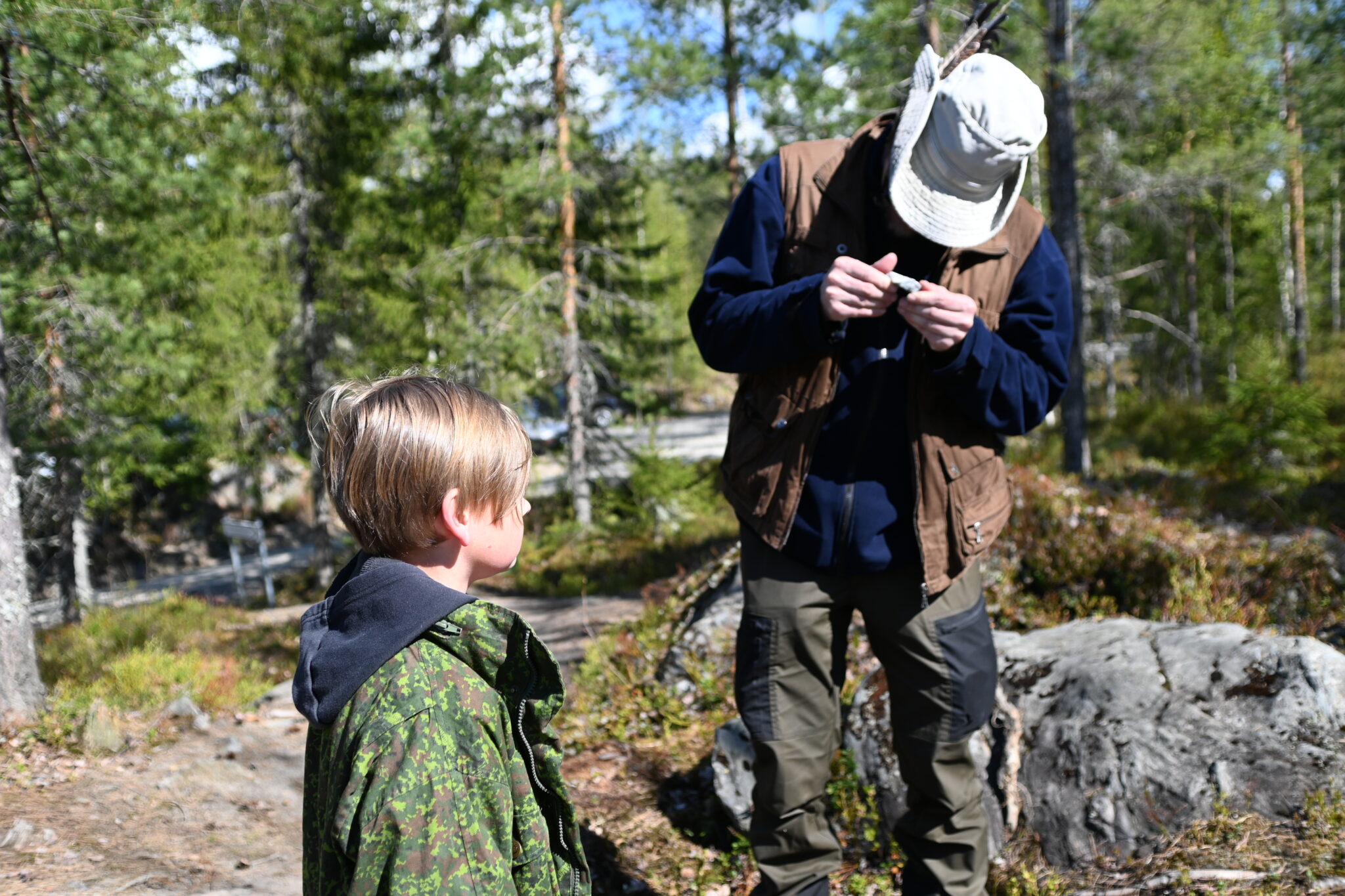 Alueen geologia kiinnosti kaiken ikäisiä. Kuva otettu Meteoriittikeskus-laavulta Vimpelissä, jossa Teemu Öhman tutkii Elmeri Korkea-ahon näytille tuomaa kiveä.