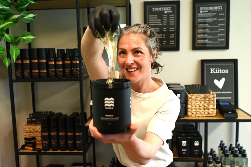 Makosa Sokerointi Oy:n yrittäjä Eveliina Skantsi rohkaisee kokeilemaan sokerointia matalalla kynnyksellä ja rennolla fiiliksellä. –Olen helposti lähestyttävä ja kova höpöttelemään. Toki tarvittaessa osaan olla myös hiljaa, nauraa Skantsi.