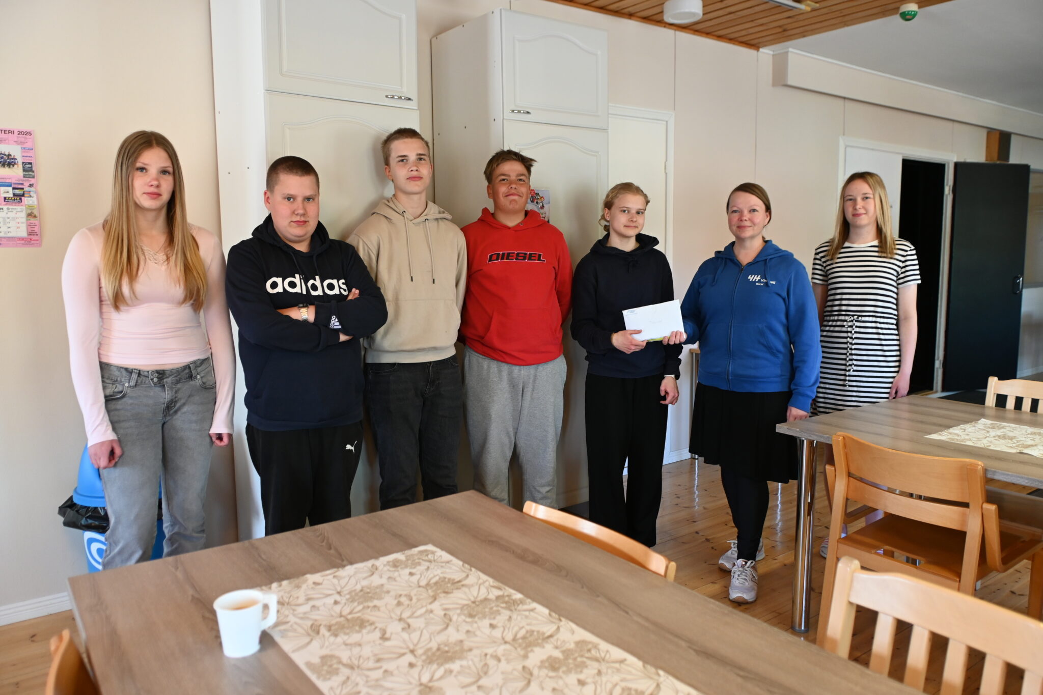 Kuvassa mukana oppilaskunnasta Meea Katajamäki, Johannes Rantala, Aamos Peltokangas, Jooa Tuomela, Venla Anttila. Kuoren vastaanottivat Kirsi Sänkiaho ja Anu Peltokangas.