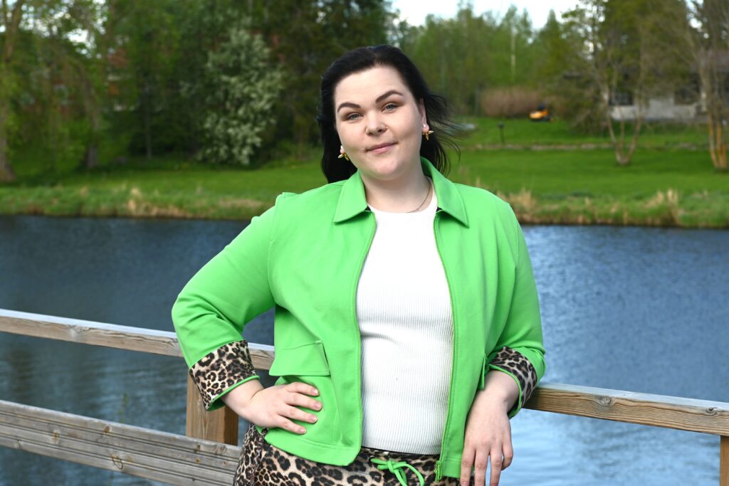 Eveliina Syrjälä tuli Saarikentälle suunnittelemaan, mitä mihinkin sijoitetaan. –Festarikävijöiden viihtyvyyteen on panostettu ja monenlaista mukavaa on vielä suunnitteilla, kertoo Syrjälä. 