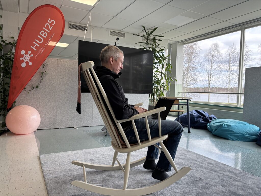 Kun sain tietää Hubi25:n olemassaolosta, en oikeastaan ole Alajärvellä muita paikkoja etätyöhön harkinnutkaan, toteaa Erno Mäkiniemi.