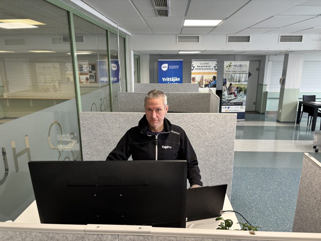 Erno Mäkiniemi viettää Alajärven hubilla työpäiviä, kun perhe lomailee Alajärvellä ja Lappajärvellä.