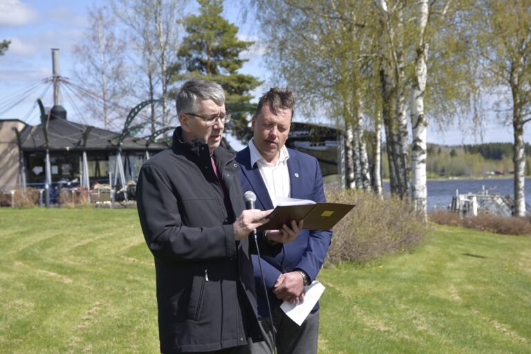 Lapuan hiippakunnan piispa Matti Salomäki (vas.) siunasi Geopark-viikon. –Kiitos kunniasta olla Geopark-viikon suojelijana. Kunnanjohtaja Sami Alasara luki siunaustilaisuudessa psalmitekstin.
