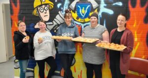 Vimpelin palokuntanaiset kutsuvat toimintaan mukaan uusia innokkaita vapaaehtoisia. Toiminnasta on mahdollista kuulla maksuttoman hyvinvointi-illan yhteydessä. Kuva arkistosta.