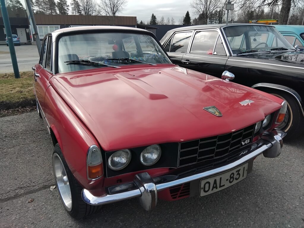 70-luvulla oli myös englantilaisia Rover- merkkisiä autoja.