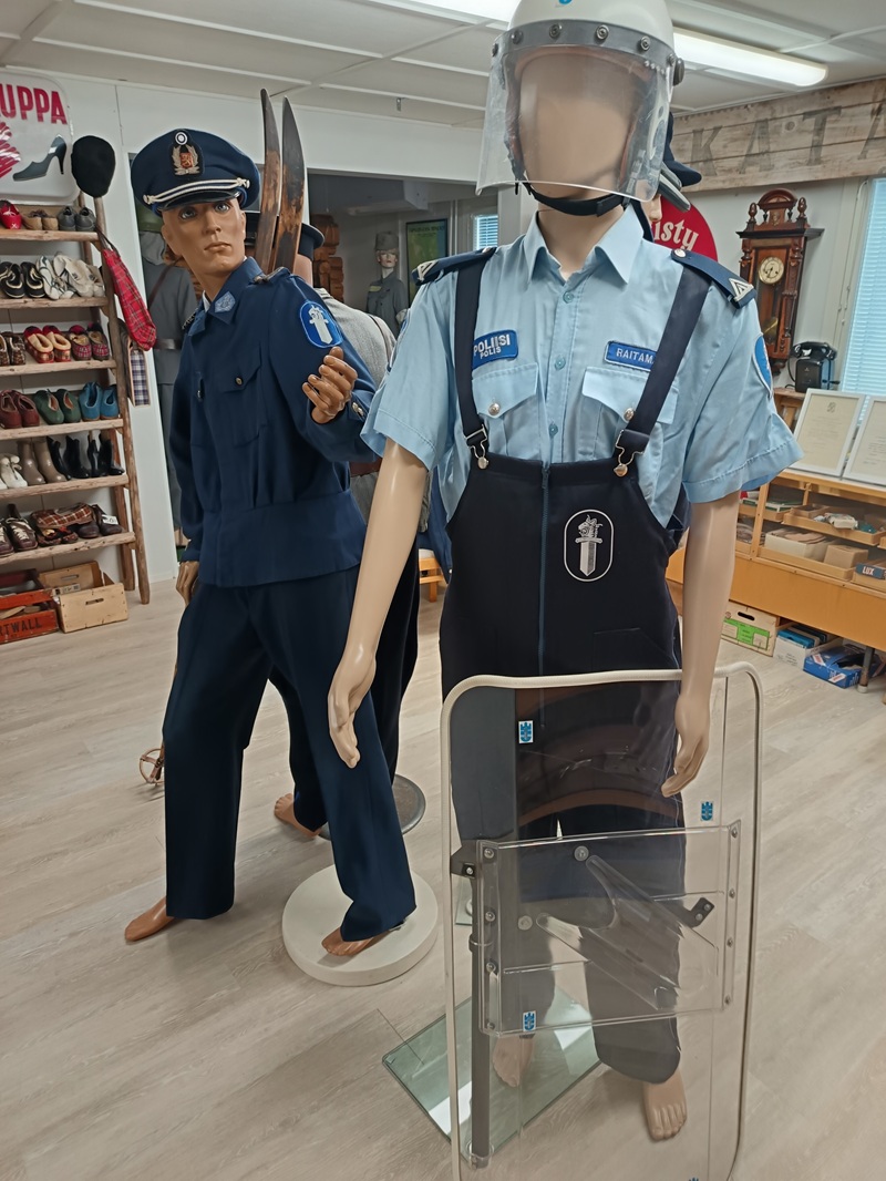 KAUPPANÄYTTELYN aulaan on sijoitettu hyvin harvoin missään näytteillä olevaa poliisiaineistoa.