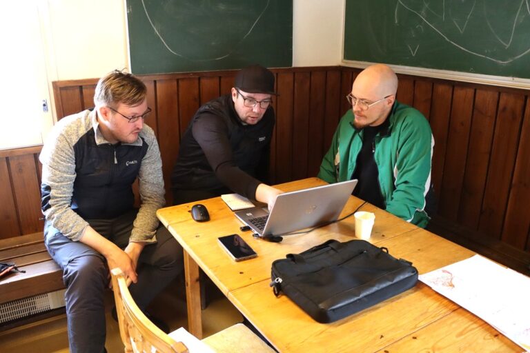 Satavuotisjuhlakilpailun ratoja valmisteltiin Kitkan hiihtomajalla. Ratamestarit Pauli Ojanperä (oik.), ja Iiro Joutsen viimeistelevät ratoja kilpailun ulkopuolisen valvojan Roope Näsin (vas.) tarkkaillessa, että kaikki sujuu sääntöjen mukaan.