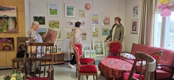 Miljoona, miljoona kukkasta, sen saattoivat todeta näyttelyyn poikenneet Irja Harju (vasemmalla), Elma Salo ja Aila Ahopelto. Kuva: Sirpa Perkkiö.