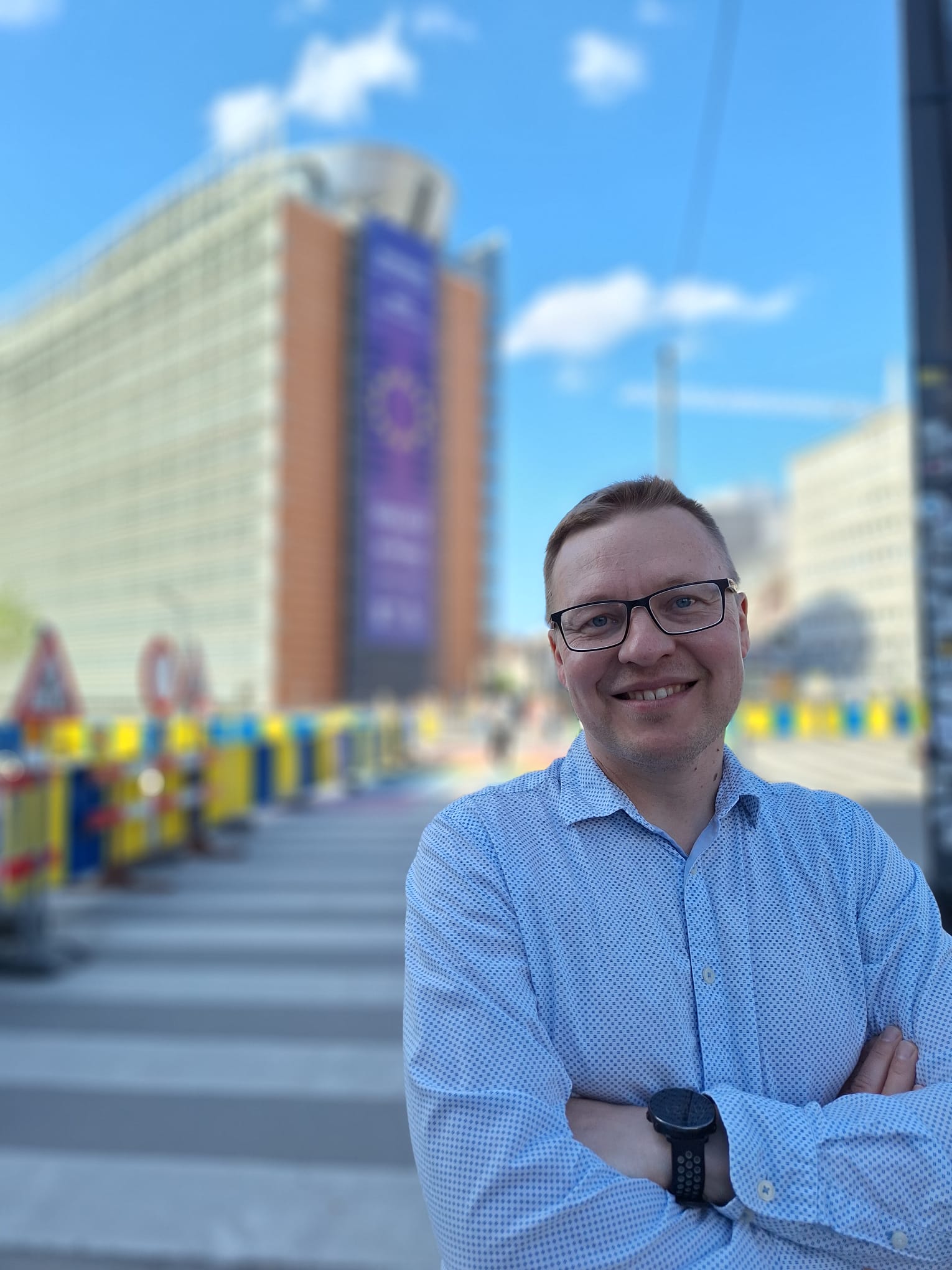 Asko Käpyaho ja taustalla EU-komission päärakennus Berlaymont, jossa hän käy kokouksissa. Kuva: Oliver Olli. 