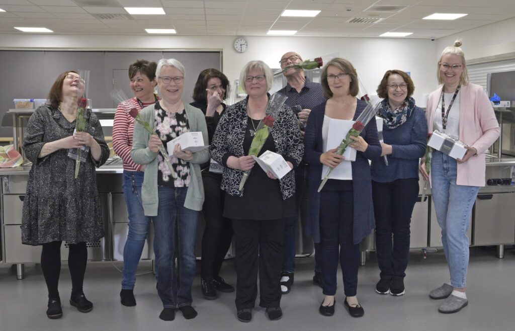 Haikeasta tunnelmasta huolimatta kevätkahveilla nähtiin ja kuultiin myös iloa ja naurua. Lappajärven yhteiskoulun jättävät Ulla Savola (vas.), Mari Kahilakoski, Marketta Raatikainen, Annikka Pellinen, Ulla Ollila, Jouni Anttila, Pirkko Heikkilä, Eeva Anttila ja Tiina Karhu.