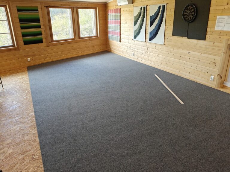 Kokoushuoneen akustiikkamatto asennusvaiheessa.