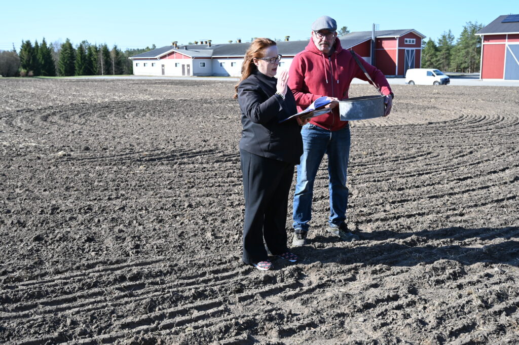 Nina Eskoli siunaa kylvön vanhoja perinnearvoja elvyttäen. Jarkko Mattilalla kylvösiemenet perinteitä kunnioittaen kylvövakassa. 