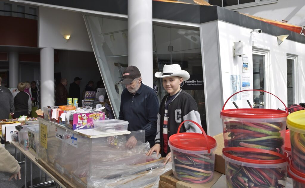 Erkki Laituri (vas.) ja Eetu Luoma myivät karkkia Kivitipun aulassa. – Hyvin on mennyt päivä ja kauppa on käynyt.