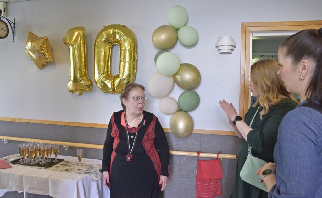 Viittomakielen tulkit Laura Honkola ja Miia Olli keskustelevat Seija Lehdon kanssa Joelinkodin aulassa.