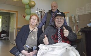 –Hyvä tunnelma, ei paremmasta väliä, peukuttaa Jarmo Lahti (oik.) seuranaan Sinikka ja Esa Lammi.